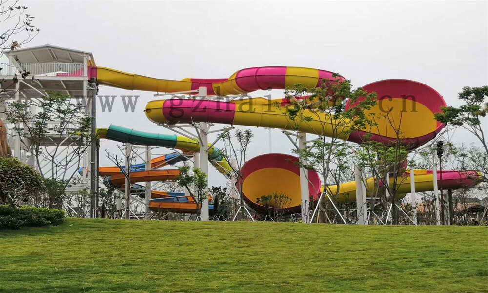 水上乐园畅享滑梯盛宴，尖叫欢乐一夏